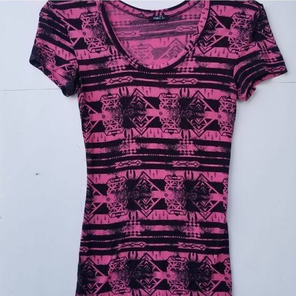 Rue21 Black Pink Geometric Design Shirt Sleeve Tee - Picture 1 of 9